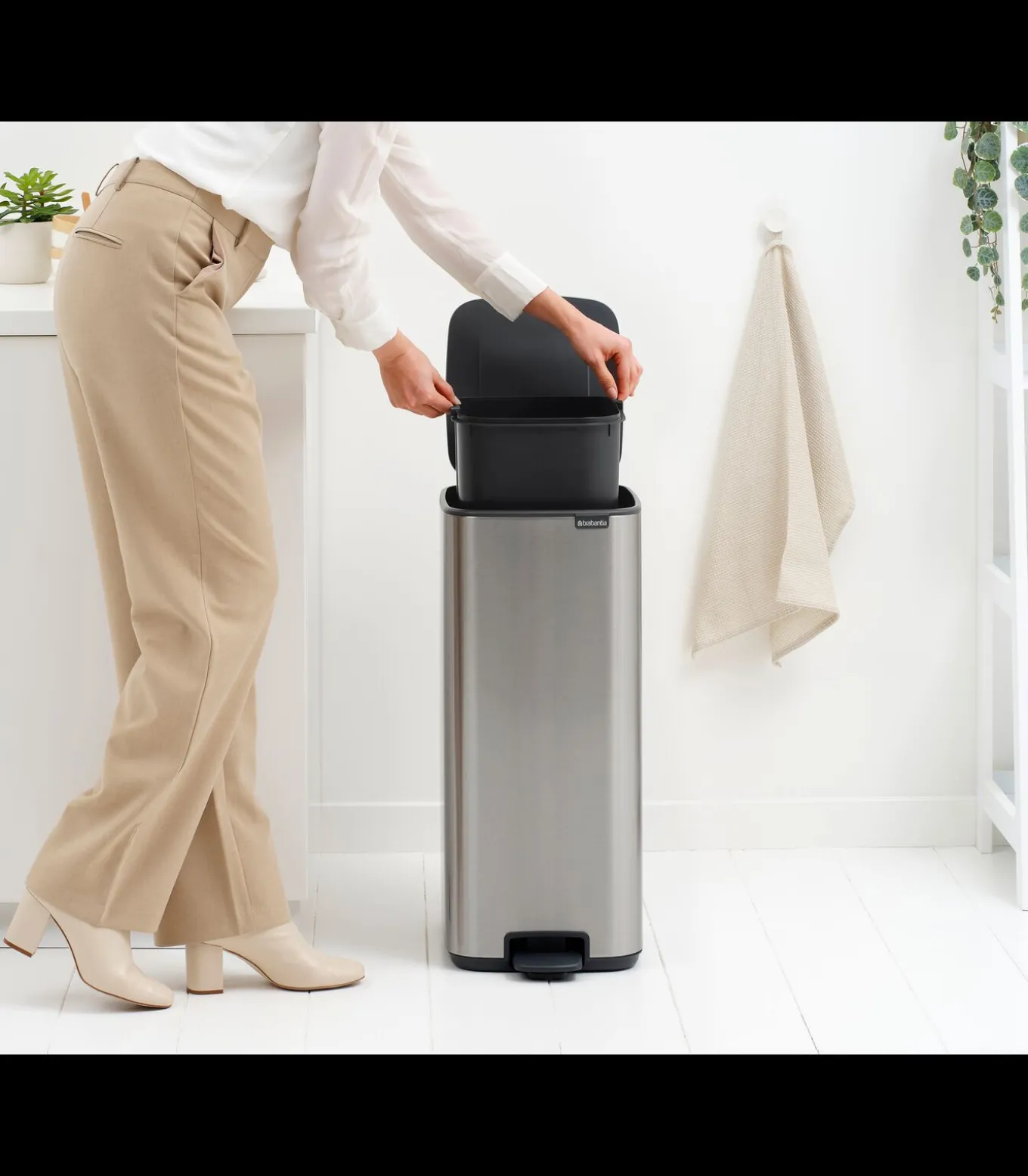 Brabantia Bo Pedaalemmer, 30 liter, stil sluitend, kunststof binnenemmer - Matt Steel Fingerprint Proof