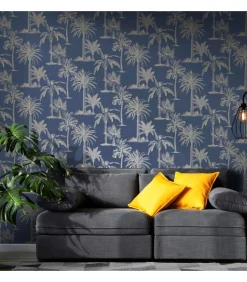 DUTCH WALLCOVERINGS Behang Tropical Trees marineblauw en zilverkleurig