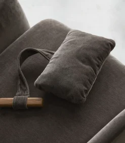 Fauteuil van massief eikenhout en grijs fluweel