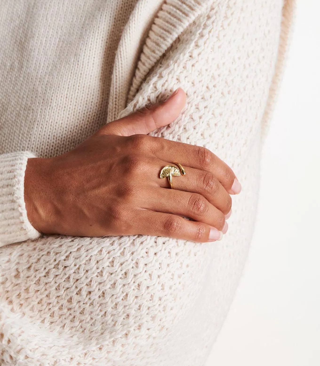 Gouden ring met ginkobloem