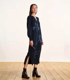 Halflange jurk in donkerblauw breisel met borduursel
