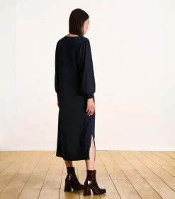 Halflange jurk in donkerblauw breisel met borduursel