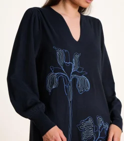 Halflange jurk in donkerblauw breisel met borduursel