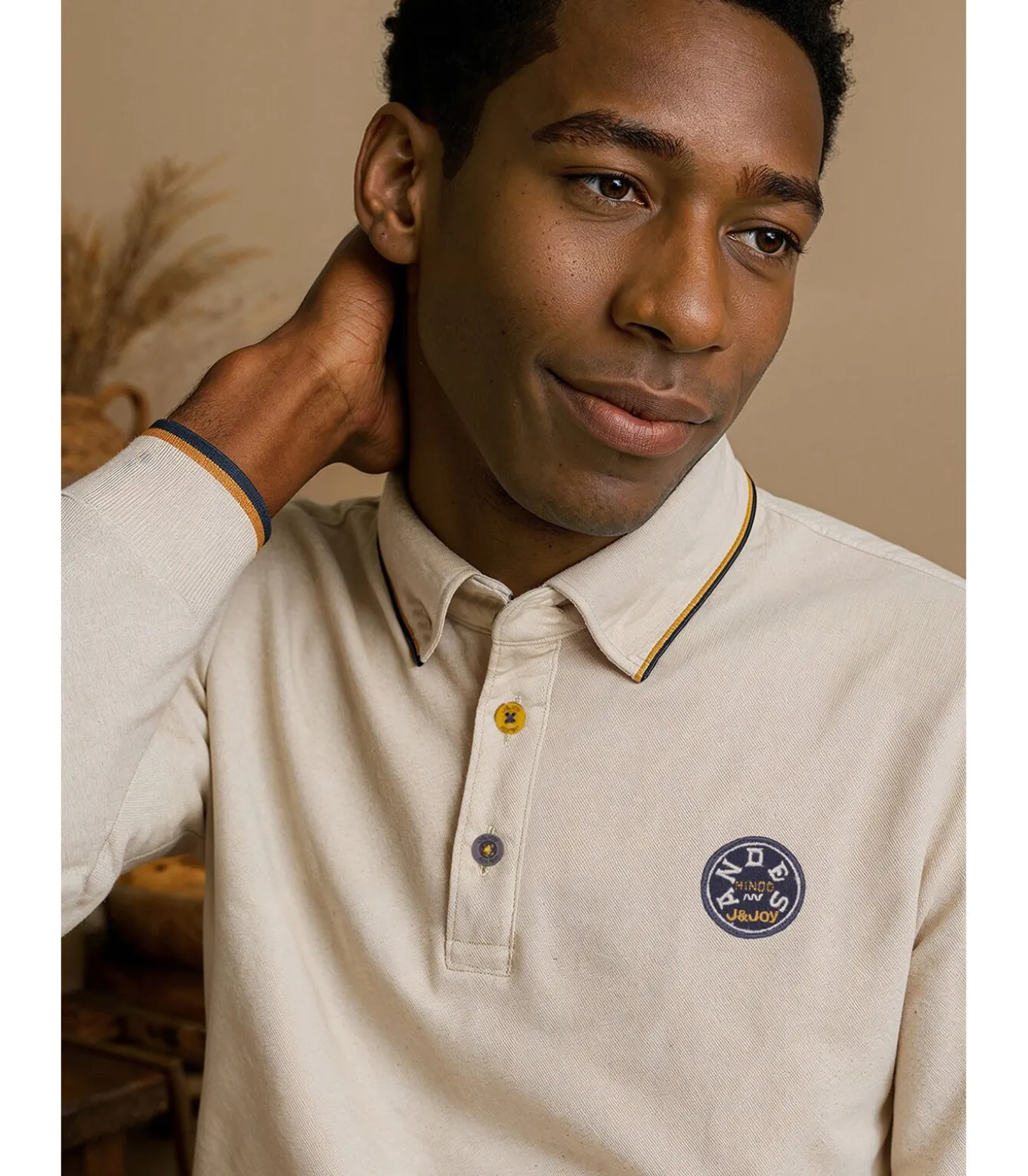 Heren poloshirt met lange mouwen in beige met patch