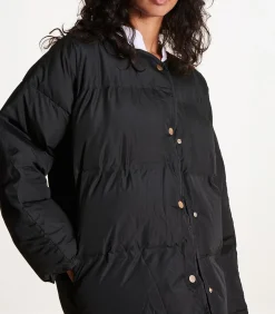 Kort zwart gewatteerd donsjack