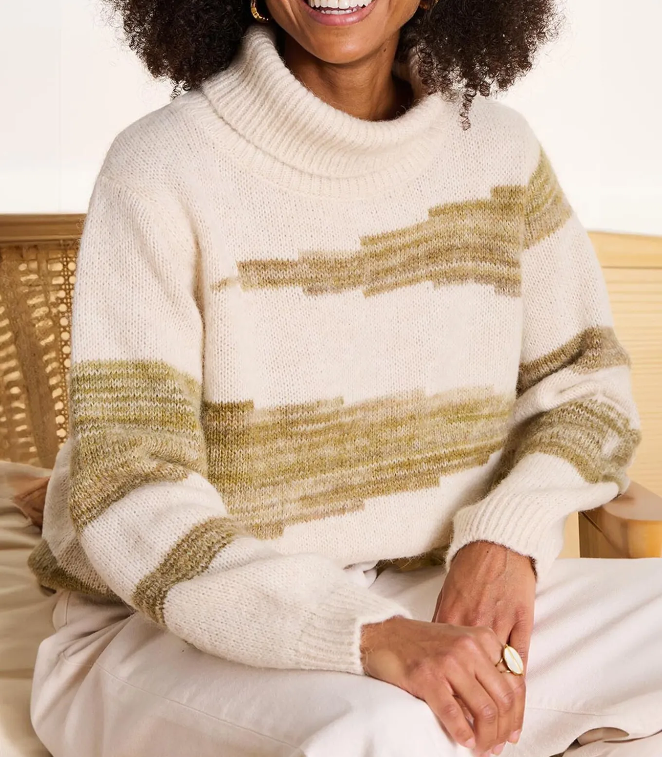 Korte bicolor trui met coltrui en patroon