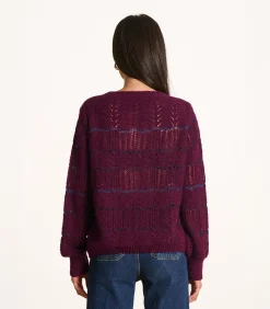 Korte bordeaux trui in opengewerkte stof met ronde hals