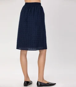 Korte broek van katoenen kant met oogjes