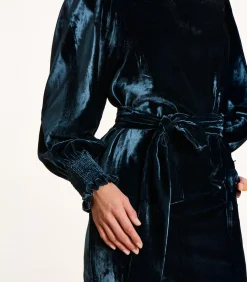 Korte jurk van petrolblauwe fluweel met lange mouwen