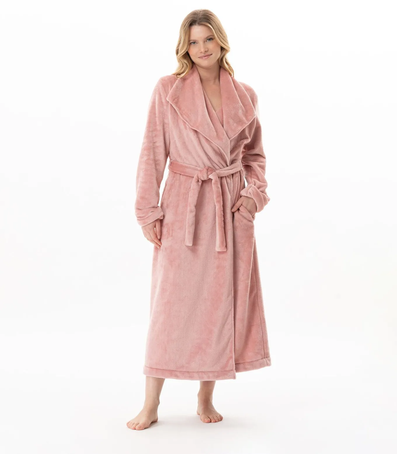 Lange gekruiste badjas van zachte flanellen stof ESSENTIEL 169
