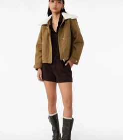 Lange Jas Met Zakdetail Peluskraag