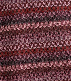 Lange rode jurk van haakwerk met lange mouwen