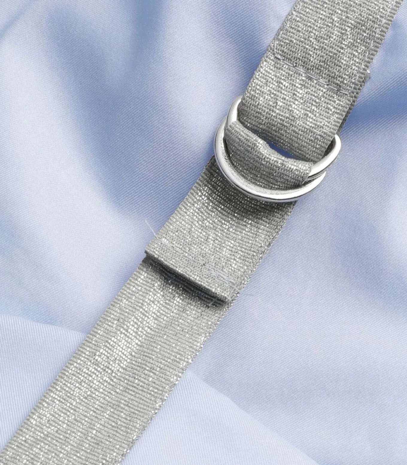 Lichtblauw hemd met zilver contrastlint op de schouders