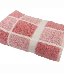 Lichtroze katoenen geruite handdoek 50x100 cm
