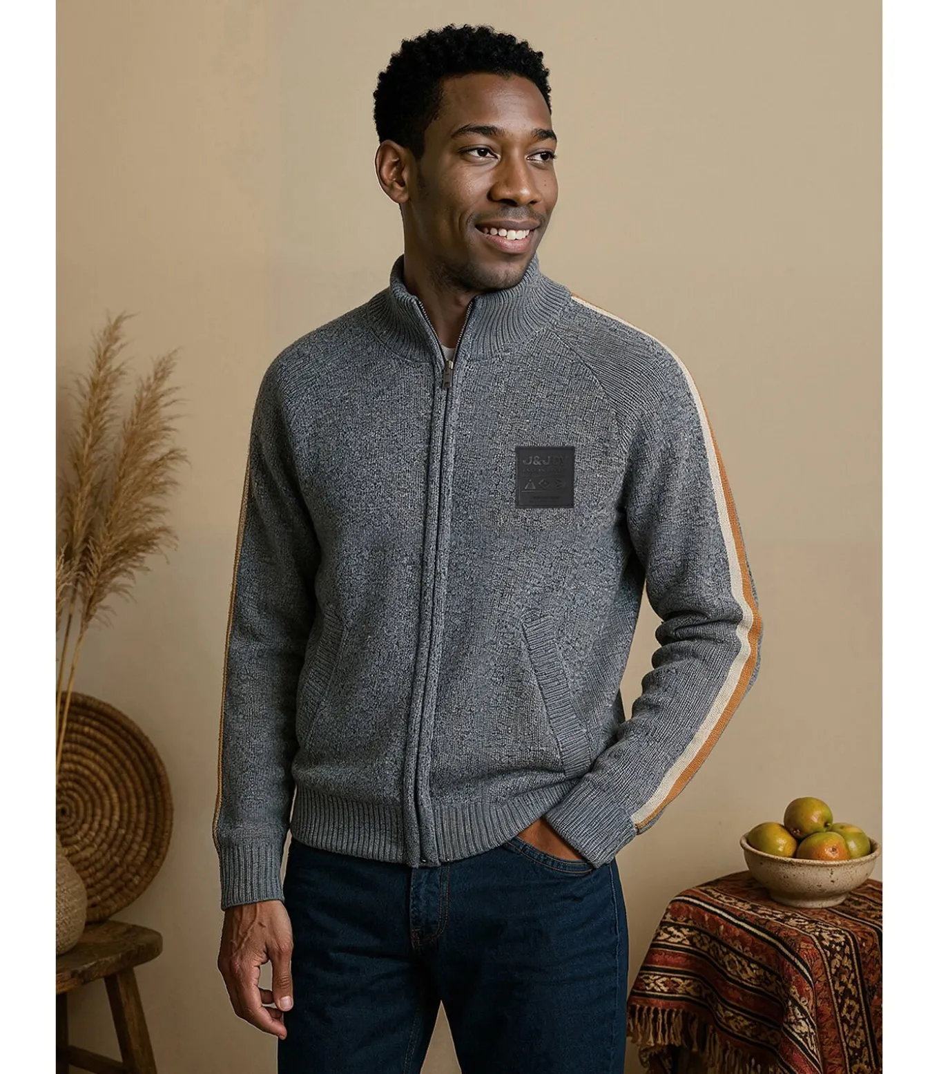 Marineblauwe herentrui met gekleurde strepen