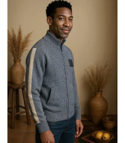 Marineblauwe herentrui met gekleurde strepen