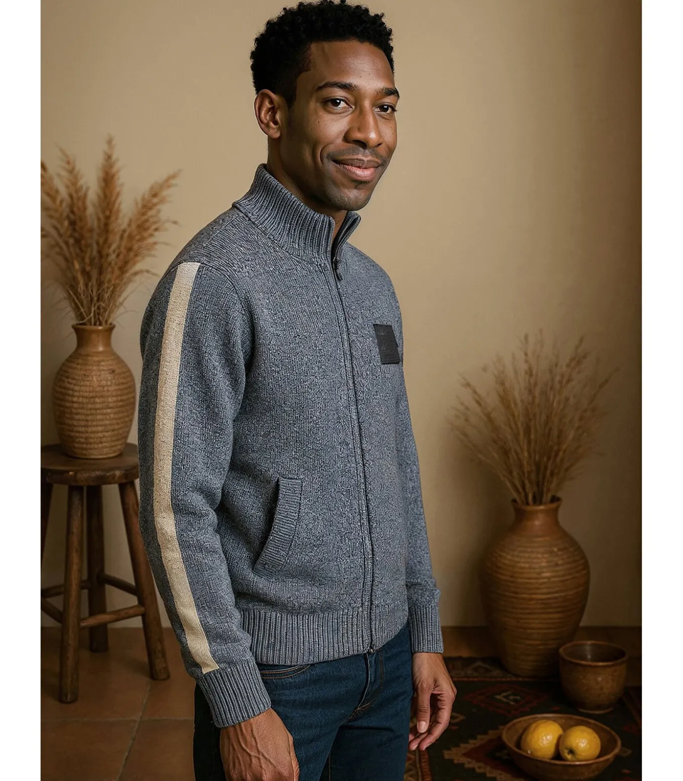 Marineblauwe herentrui met gekleurde strepen