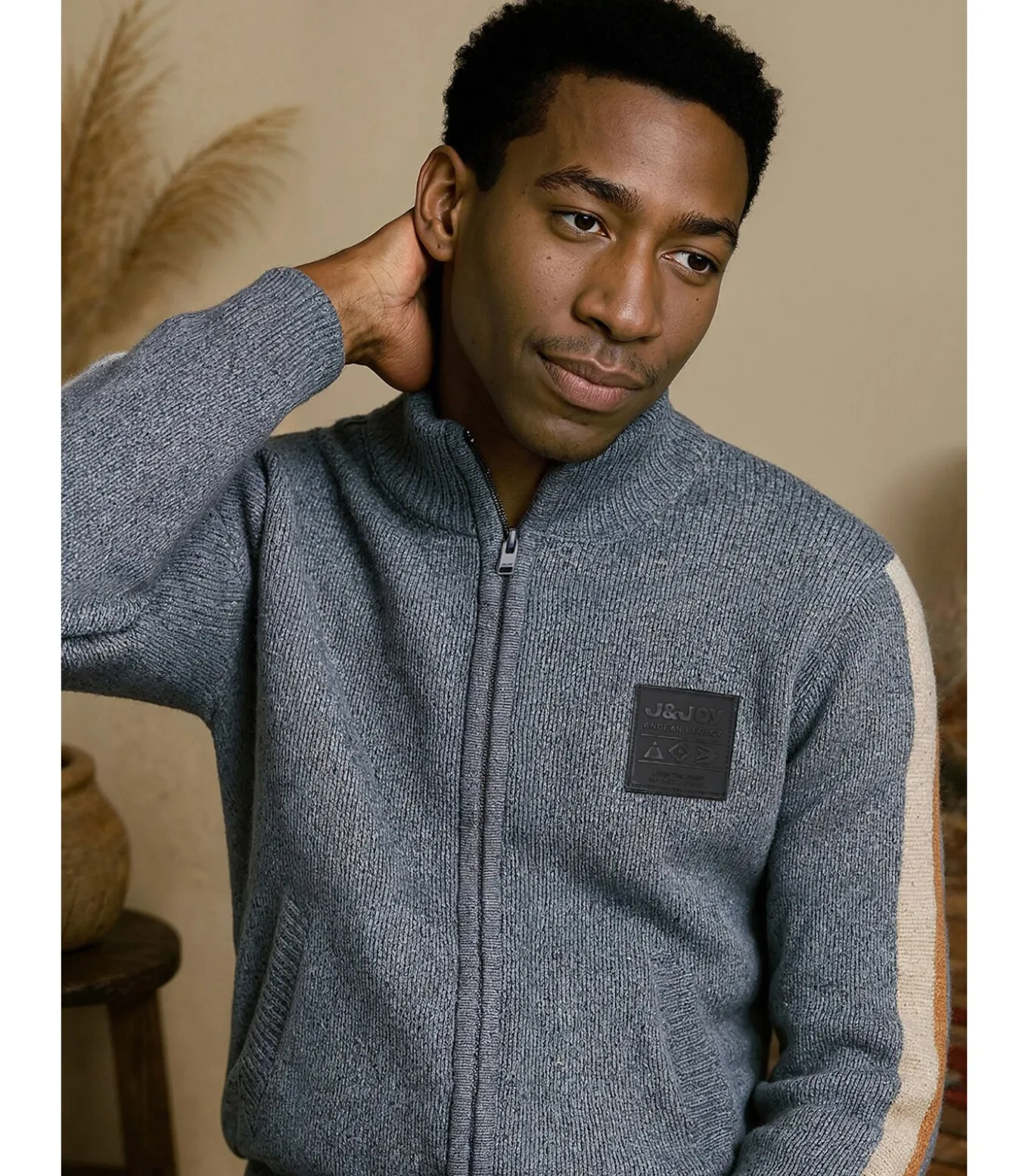 Marineblauwe herentrui met gekleurde strepen