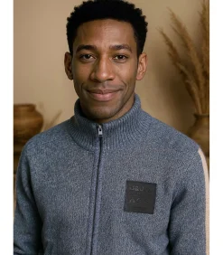 Marineblauwe herentrui met gekleurde strepen