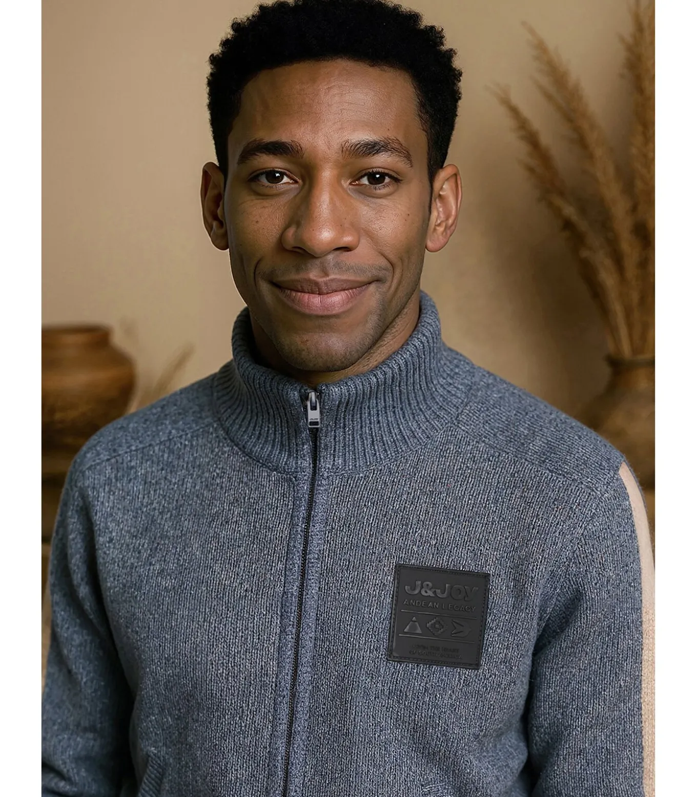 Marineblauwe herentrui met gekleurde strepen