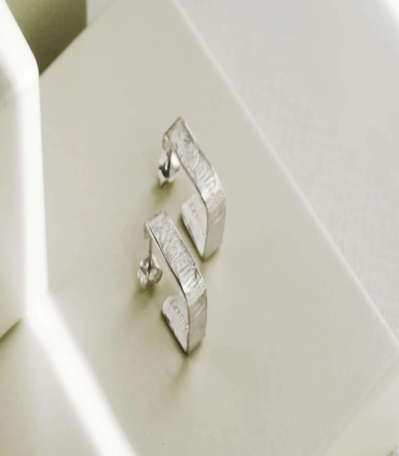 Middelgrote zilveren oorbellen Lignis breed