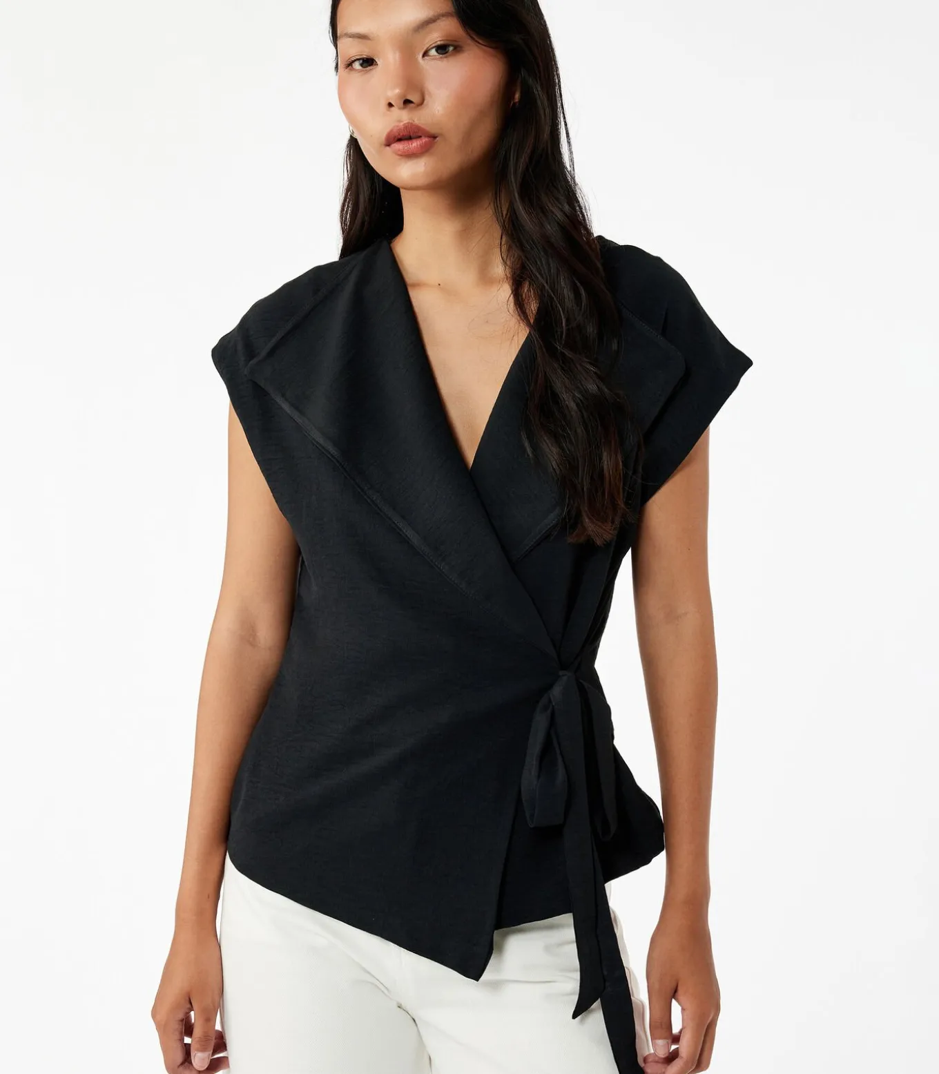 Mouwloze Zwarte Wikkelblouse met Ceintuur