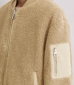 Relaxte teddyjas in blousonstijl