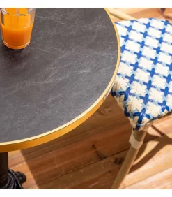 Set van zwart marmeren terrastafel en 2 blauwe stoelen