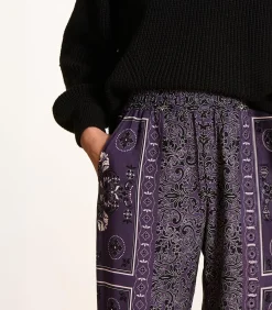 Vloeiende broek in pruimkleurige twill met sjaalprint