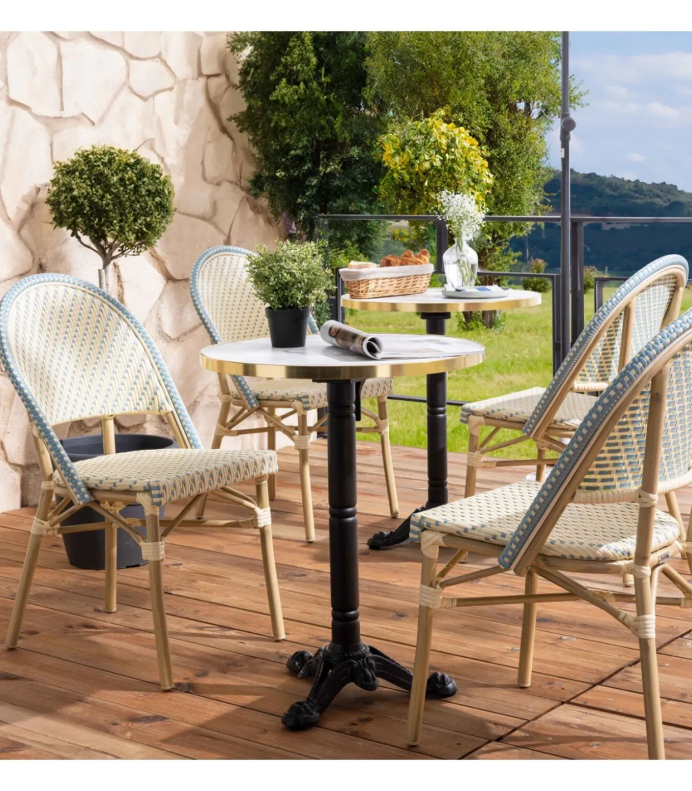 Witte marmeren liggende terrastafel van 60 cm en 2 blauwe stoelen