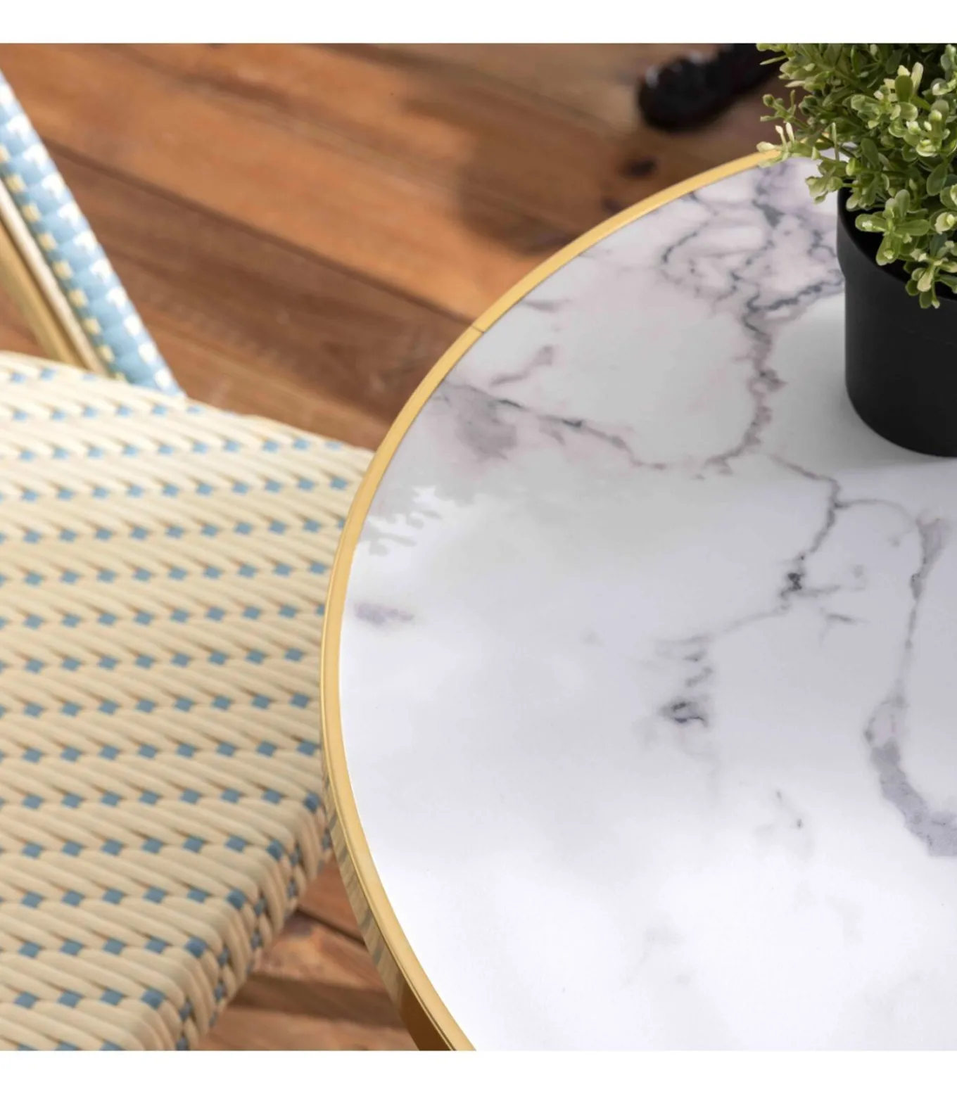 Witte marmeren liggende terrastafel van 60 cm en 2 blauwe stoelen