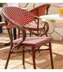 Witte marmeren terrastafel van 60 cm en 2 rode stoelen