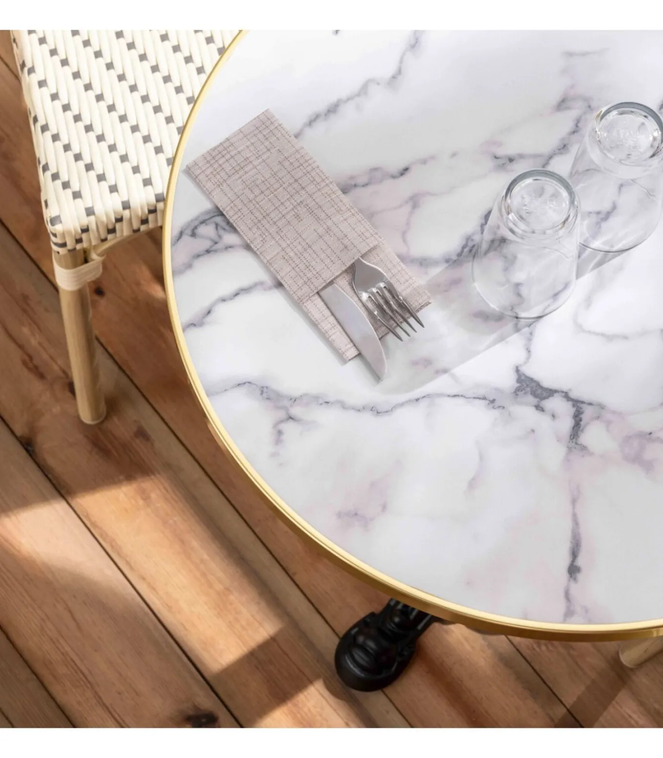 Witte marmeren terrastafel van 60 cm en 2 grijze stoelen