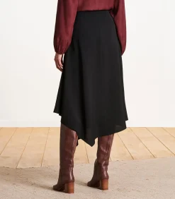 Zwarte asymmetrische rok tot halverwege de lengte