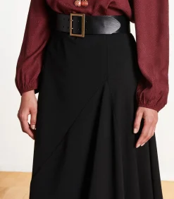 Zwarte asymmetrische rok tot halverwege de lengte