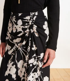 Zwarte lange rok met gedrapeerde split