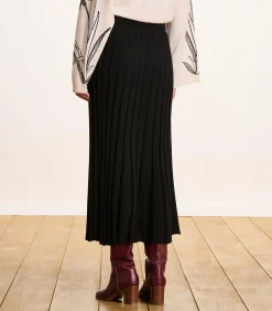 Zwarte midirok van geplooide stof